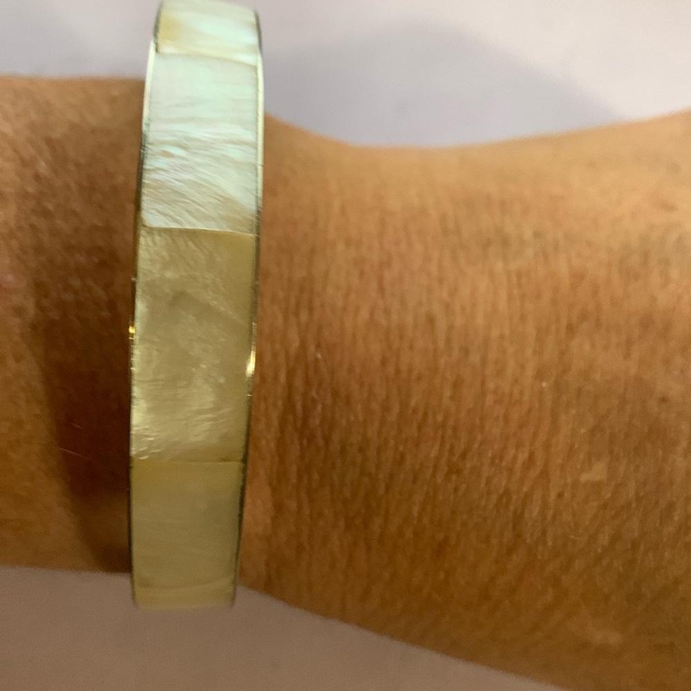 Pretty bangle bracelet